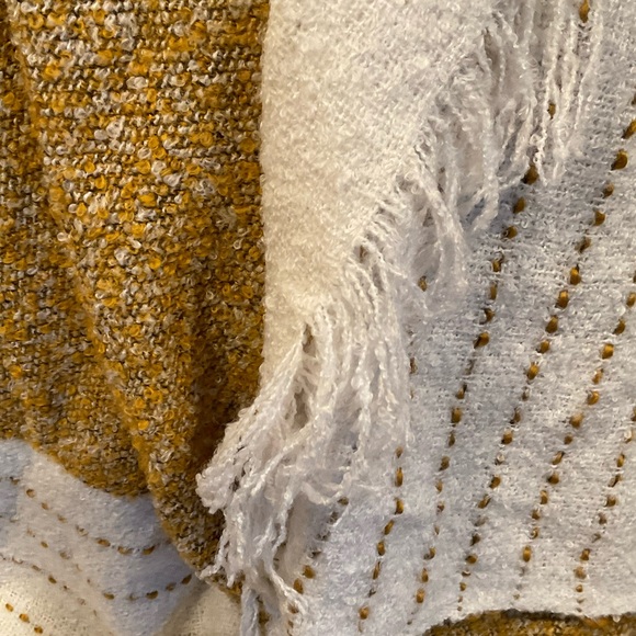 Beautiful Cream and yellow throw blanket - Picture 3 of 3
